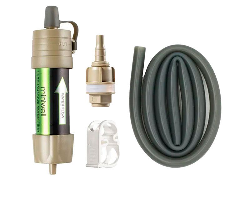 Портативный походный фильтр для воды Miniwell L630 с аксессуарами на белом фоне
