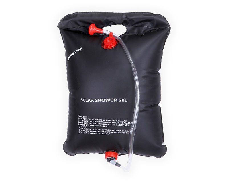 Переносной походный душ KingCamp Solar Shower 20L черного цвета с гибким шлангом и лейкой на белом фоне