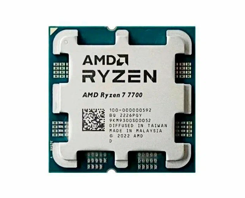 Процессор AMD Ryzen 7 7700 для сокета AM5 крупным планом на белом фоне