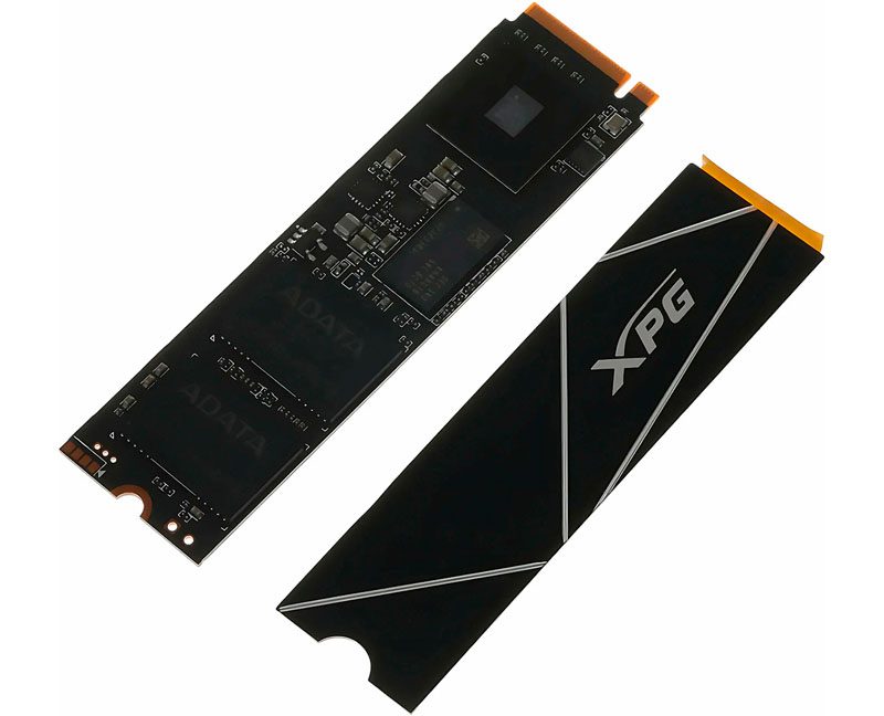 Твердотельный накопитель M.2 NVMe SSD ADATA XPG с радиатором охлаждения на белом фоне