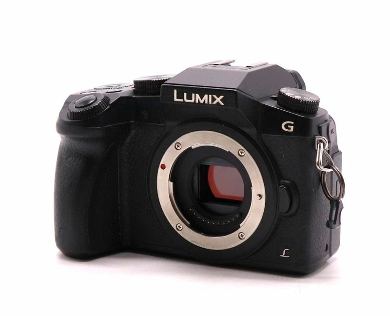 Цифровая беззеркальная камера Panasonic Lumix G7 черного цвета без объектива на белом фоне