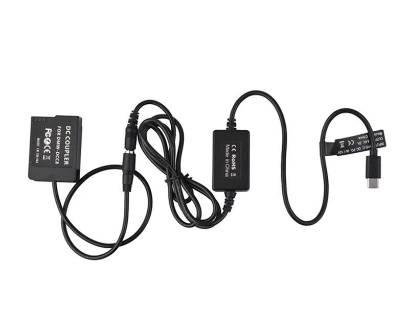 Адаптер питания Dummy Battery DMW-DCC8 с кабелем Type-C на белом фоне