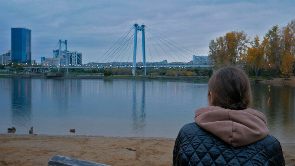 Кадр из документального фильма о путешествиях. Вид на пешеходный Вантовый мост в Красноярске со стороны острова Татышев