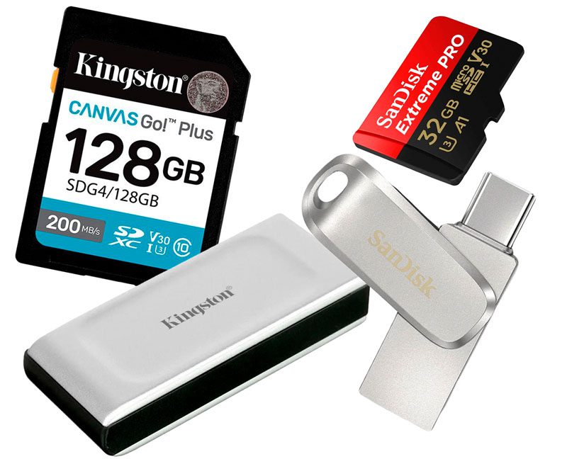 Карты памяти Kingston и SanDisk вместе с USB-накопителями на белом фоне