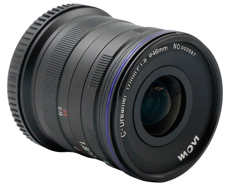 Широкоугольный объектив Laowa 17mm f/1.8 C-Dreamer для Micro 4/3 на белом фоне