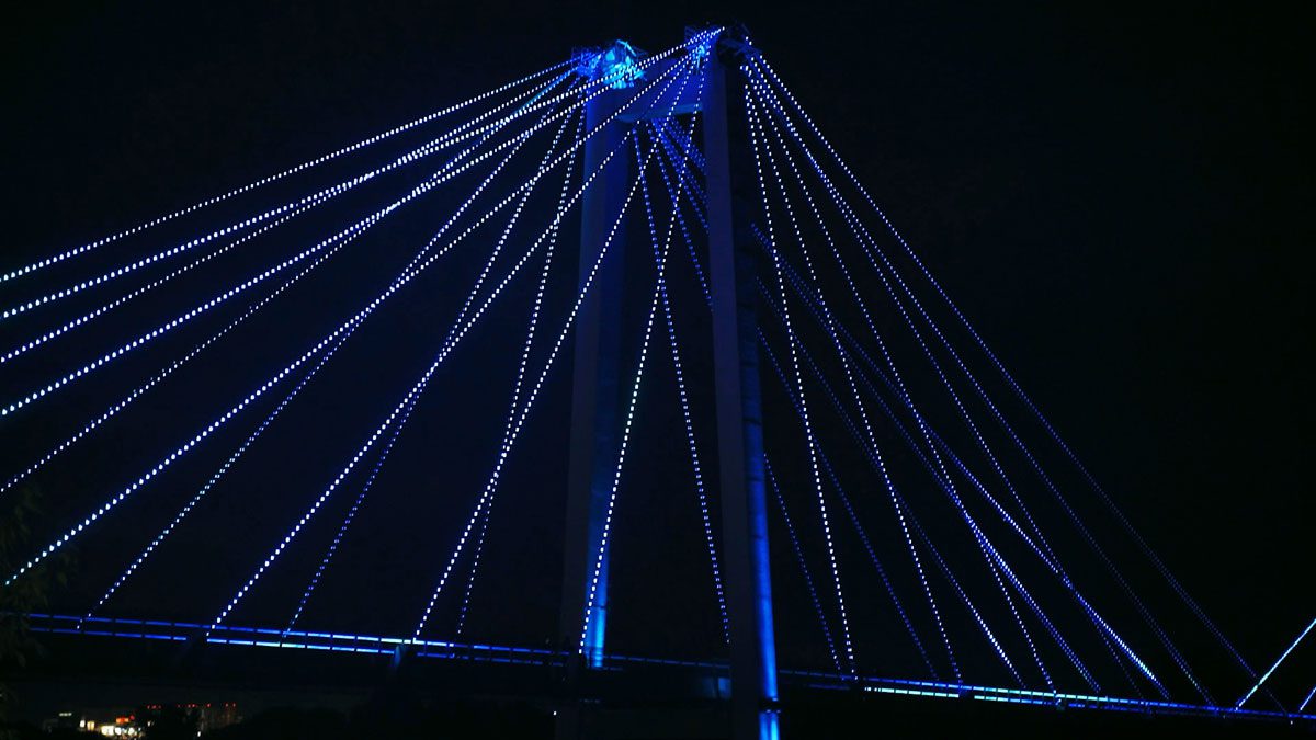 Виноградовский мост в Красноярске с яркой синей ночной подсветкой